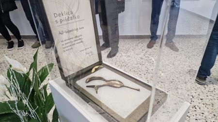 Otvoritev JSKD - priznanje deklica s piščalko